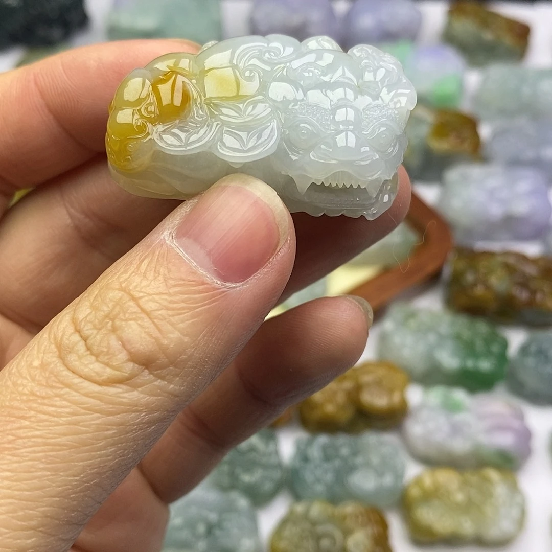 嘛***吽翡翠未镶嵌颈饰貔貅