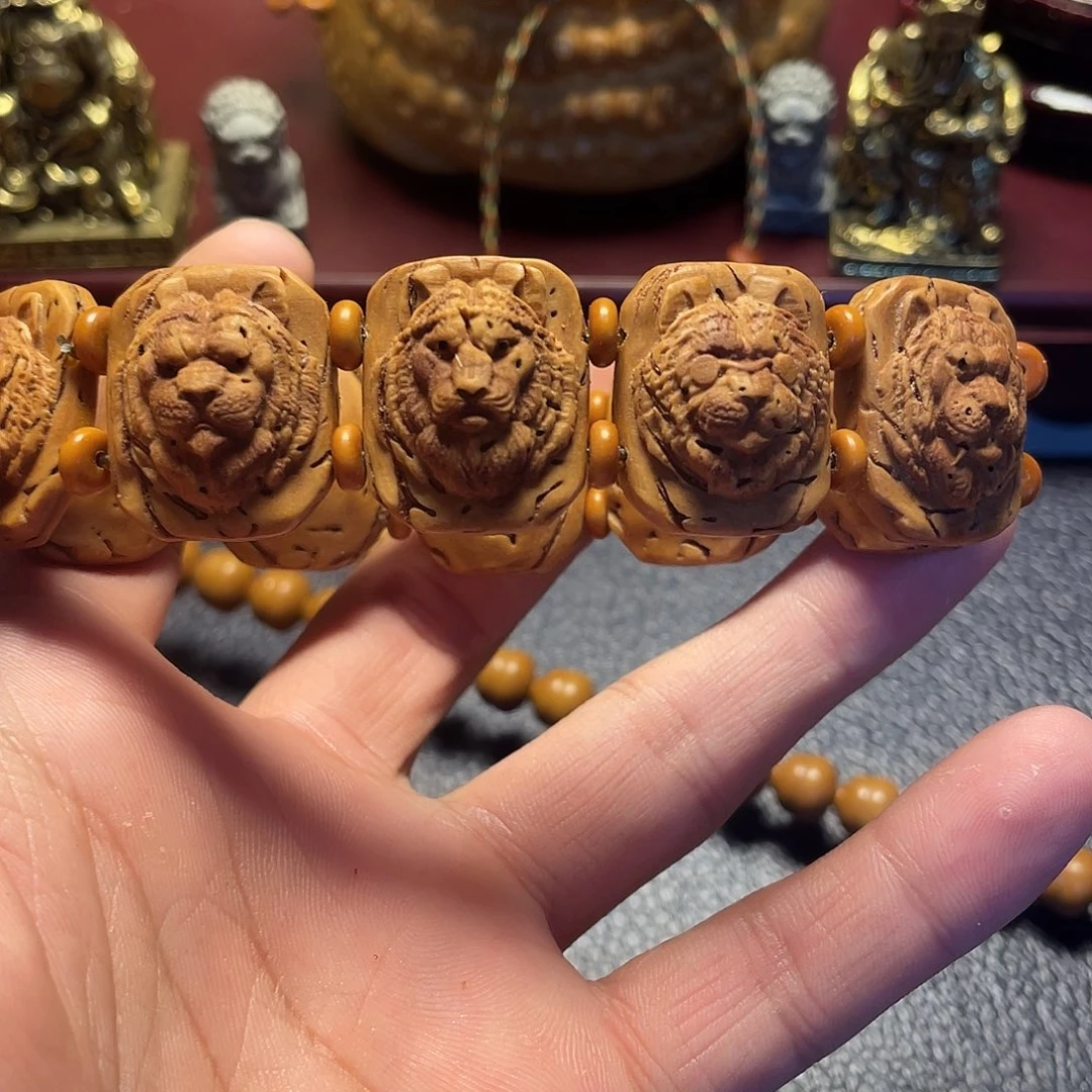 花***1大桃核雕刻老虎手牌