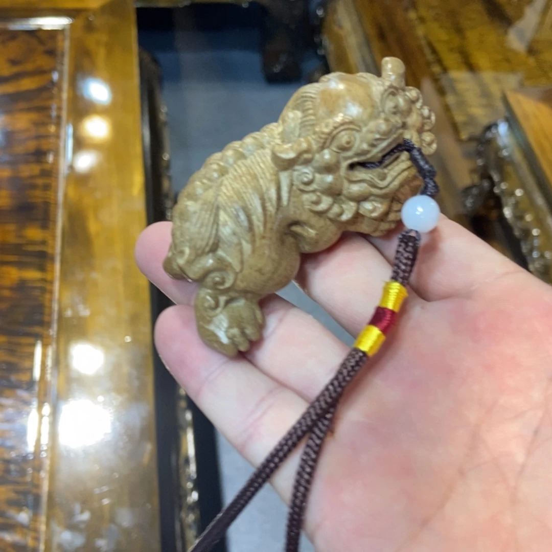楠木有求必应貔貅手把件