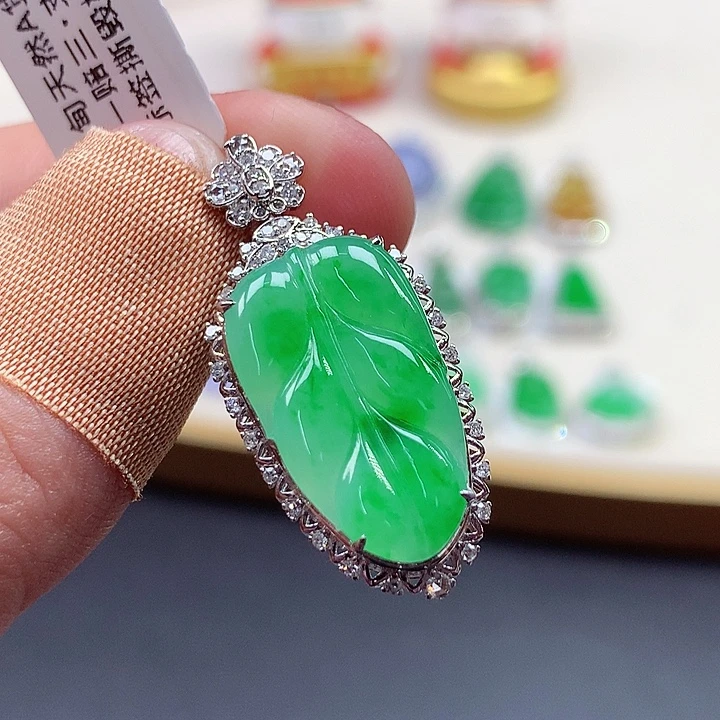 翡翠18K金镶嵌颈饰