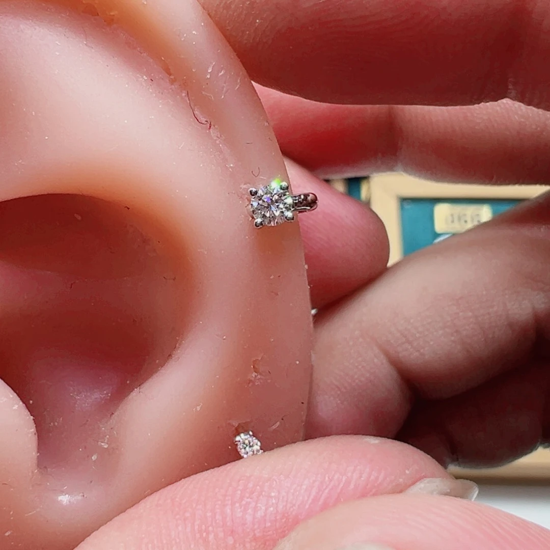 钻石耳饰18K金镶嵌家**宝四爪耳骨扣4mmK白