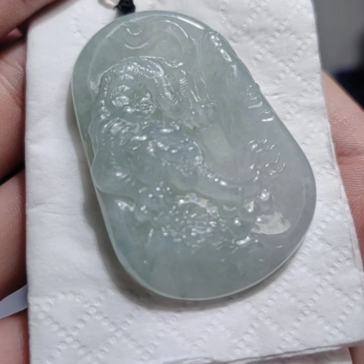 翡翠未镶嵌颈饰虎牌