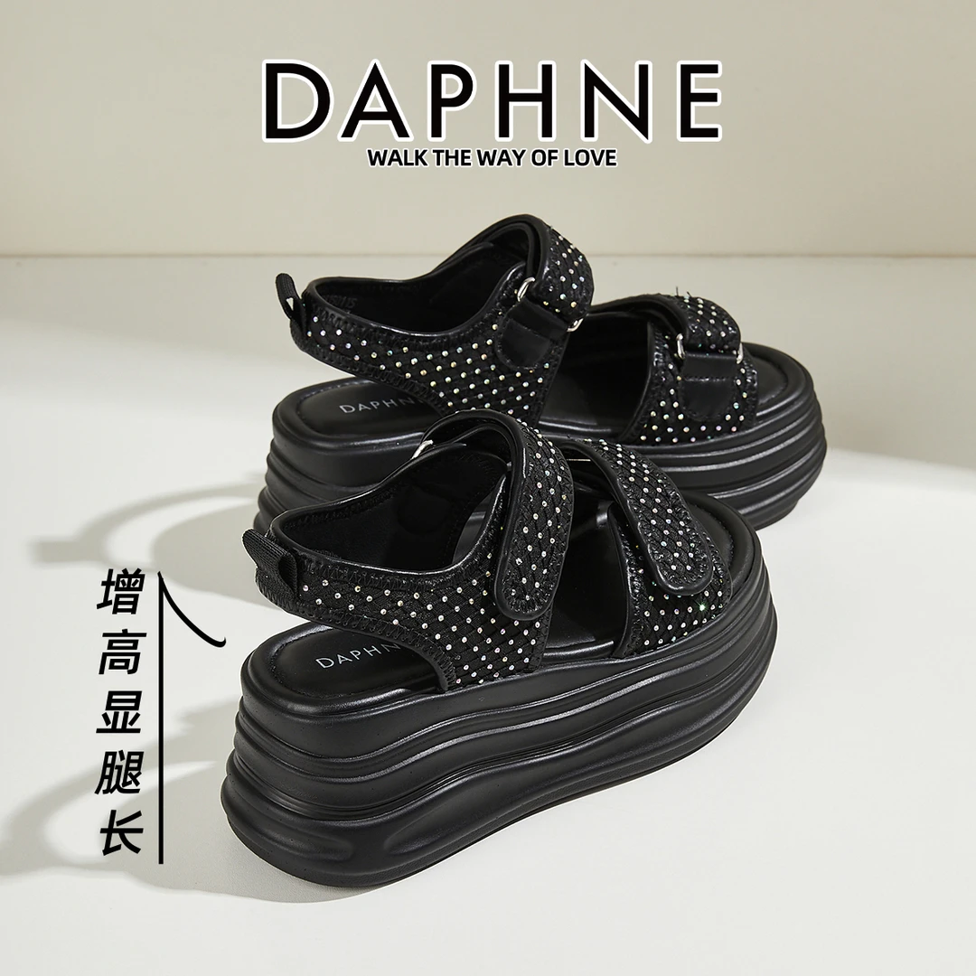 达芙妮踩屎感沙滩凉鞋2025夏新款7CM高跟增高休闲罗马水钻女凉鞋