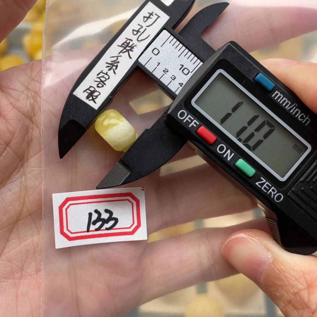 蜜蜡裸石未镶嵌牛**?微瑕