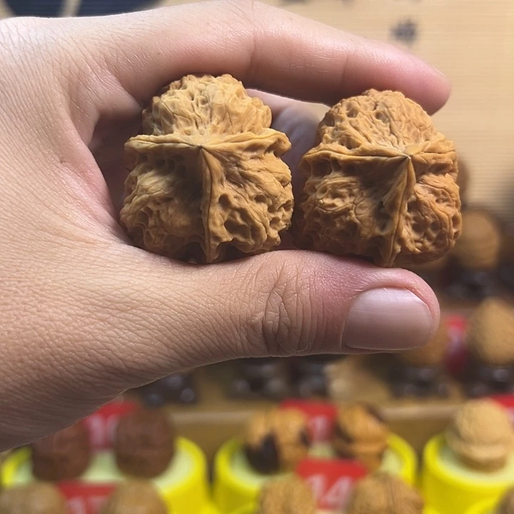 文玩核桃吊坠顶戴花翎三棱