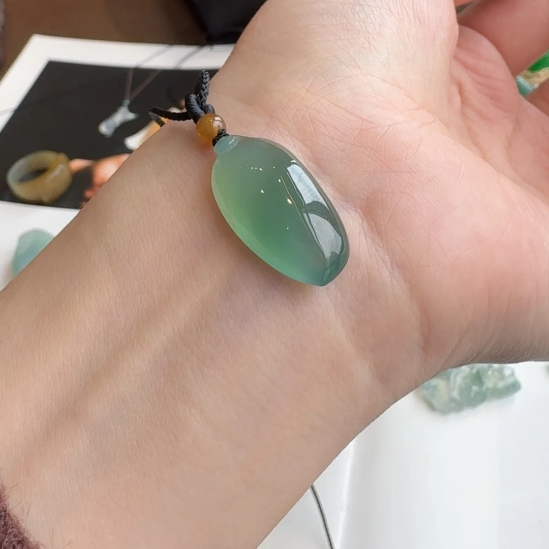翡翠颈饰未镶嵌湖水绿饱满福瓜