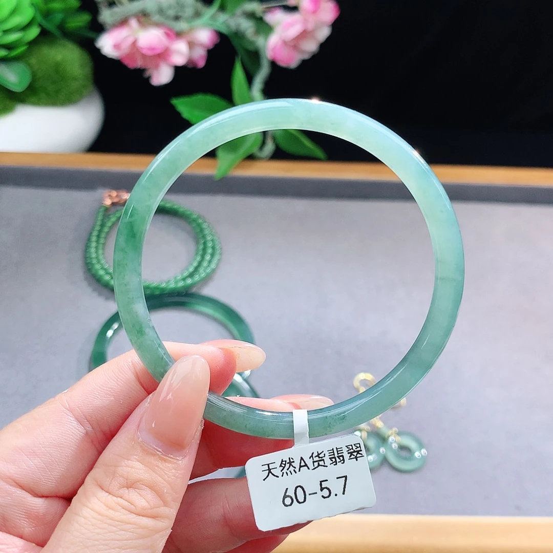 未镶嵌手镯（圆镯）翡翠