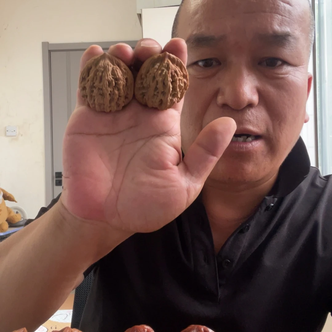 文玩核桃吊坠虎头40