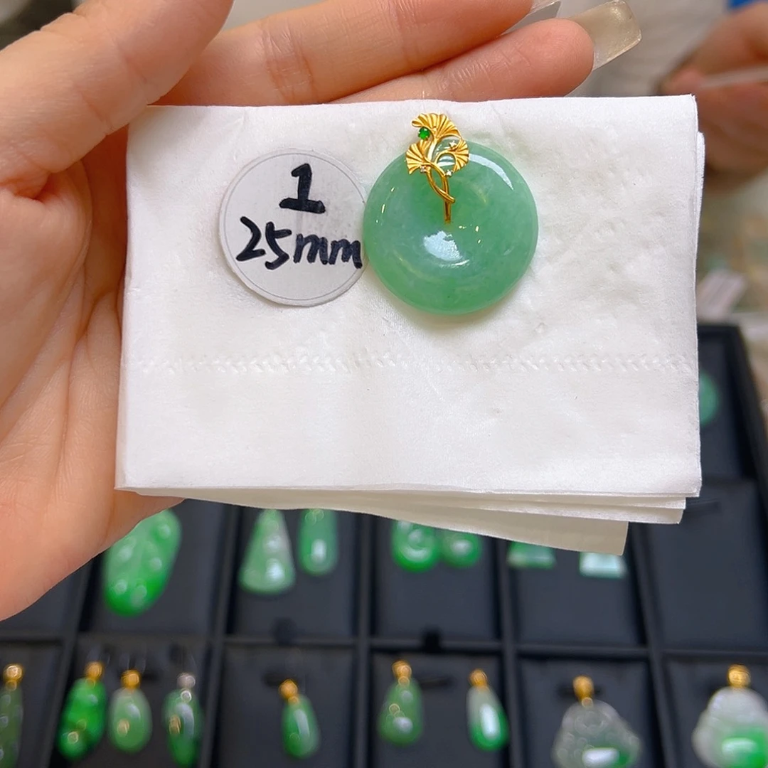 翡翠颈饰18K金镶嵌翡翠