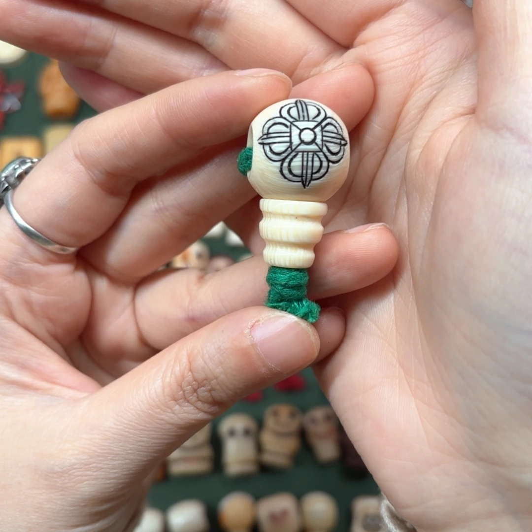 配饰和化妆等工序制作出来具有