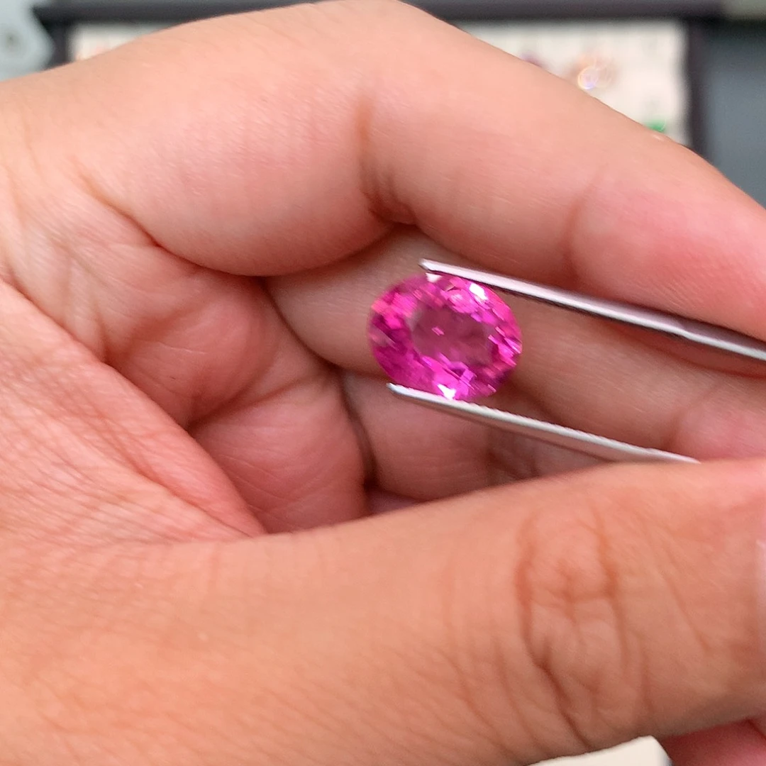 未镶嵌碧玺3.9克拉火龙果色卢比来