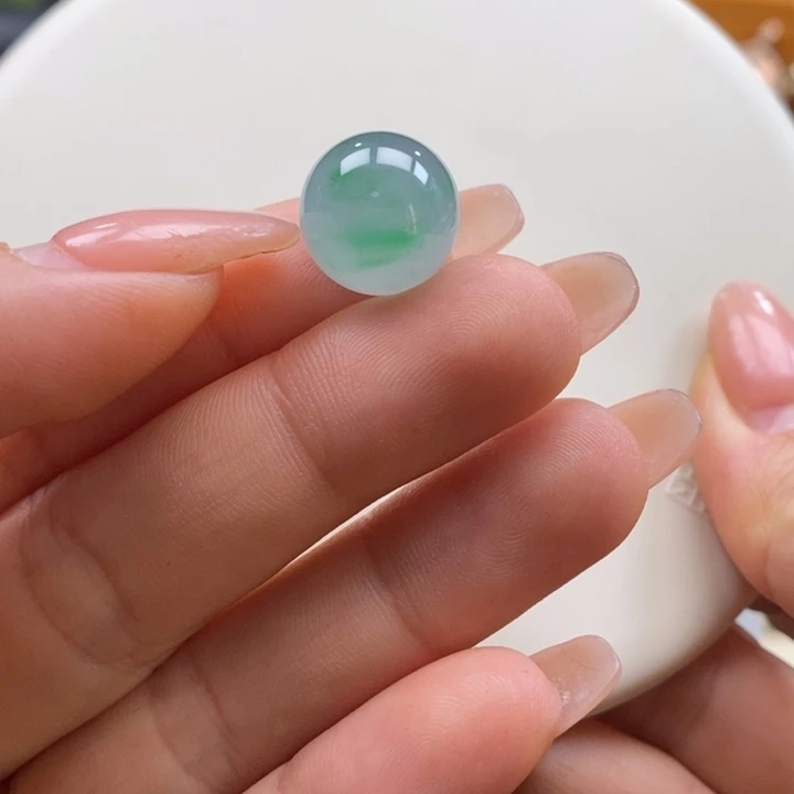 翡翠吊坠(不含链)未镶嵌翡翠蓝底飘绿圆珠