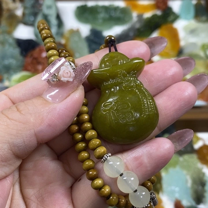 未镶嵌蛇纹石玉吊坠