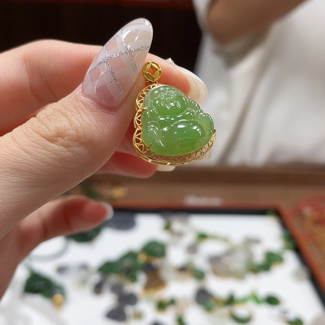 颈饰18K金镶嵌和田玉佛公一个jaja