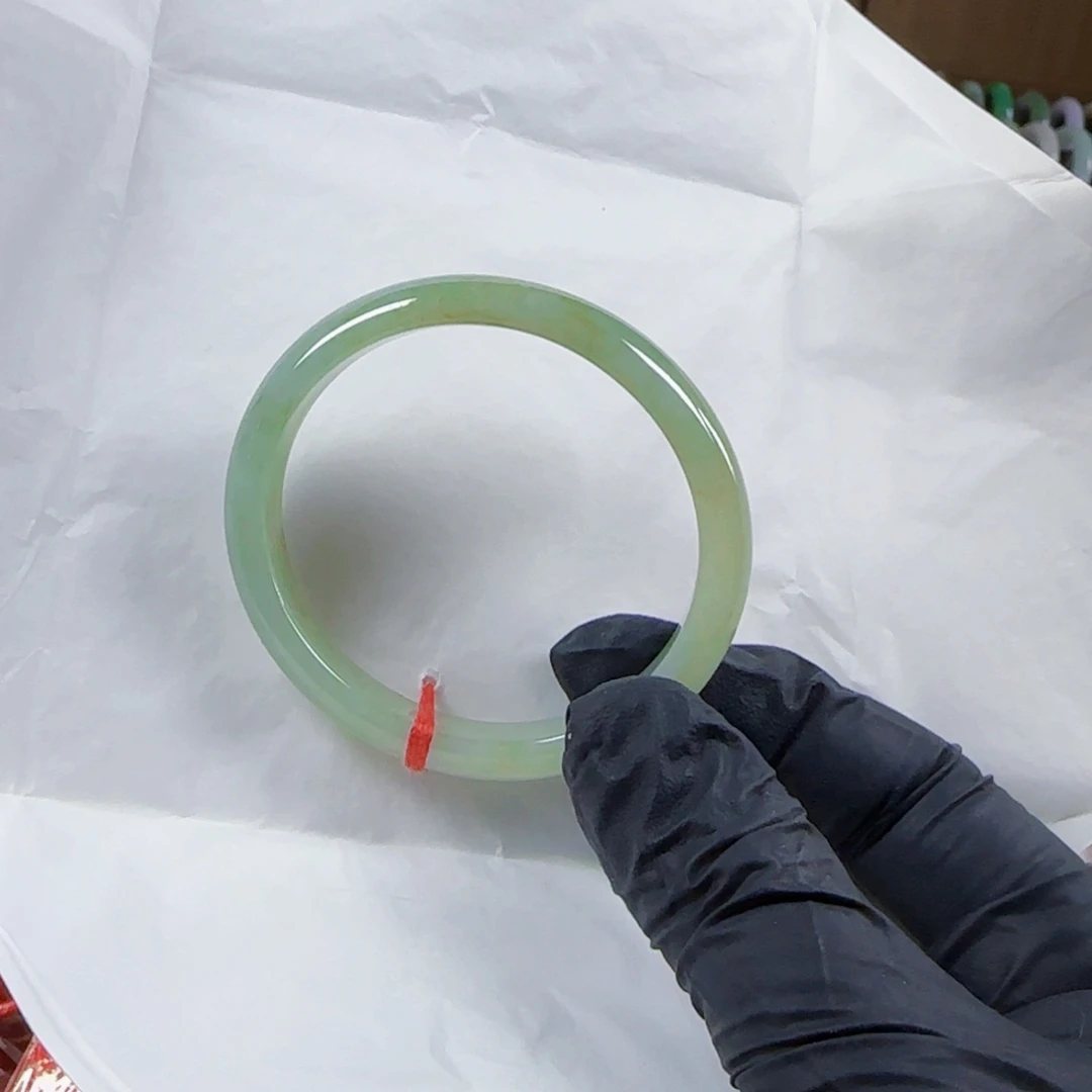 翡翠手镯未镶嵌小**肥