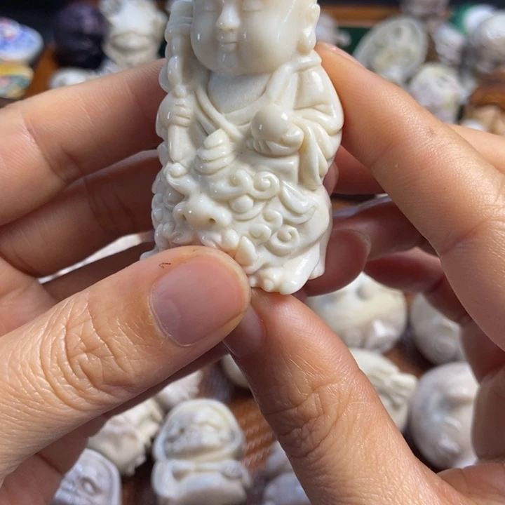 配饰鹿角雕刻一个出