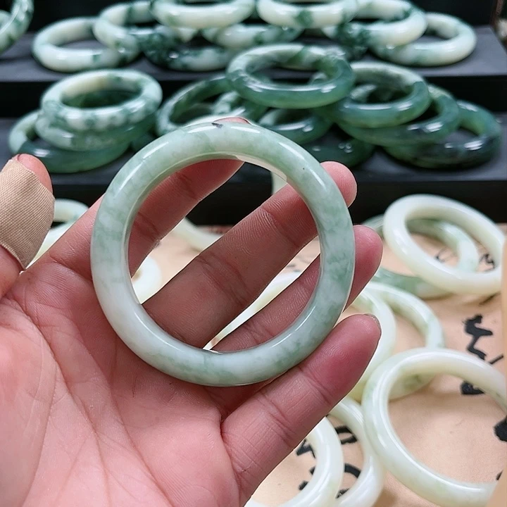 【闪购商品】透闪石-蛇纹石玉未镶嵌手镯很**?