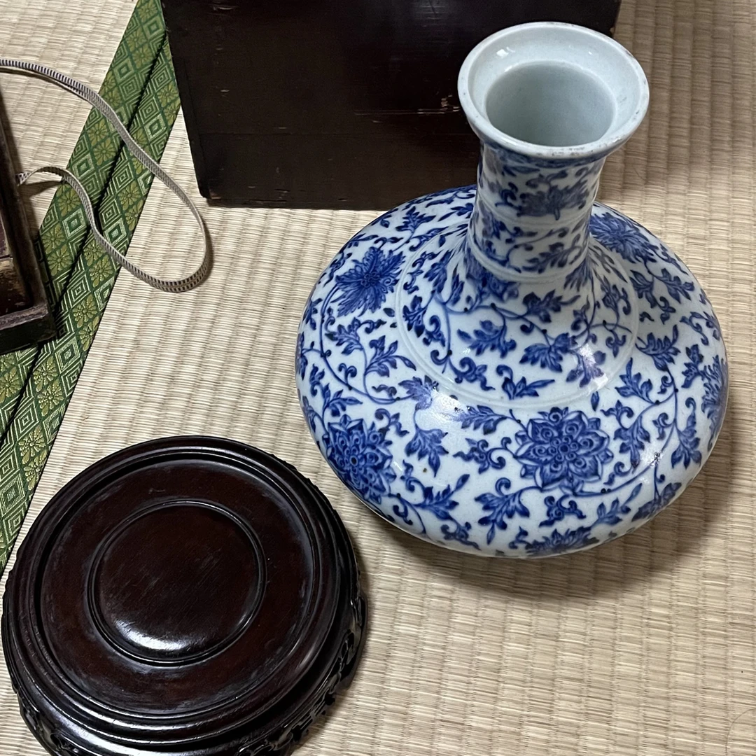 一件器型挺拔画面精美的瓶