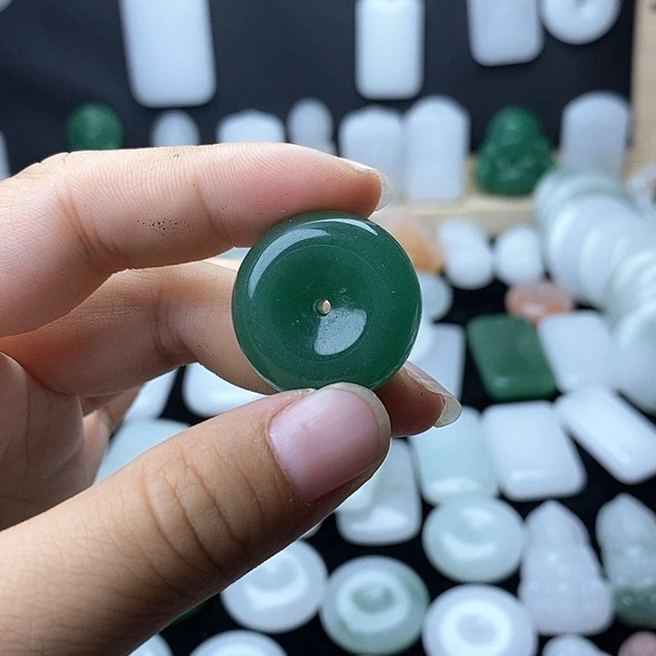 石英质玉未镶嵌颈饰*️