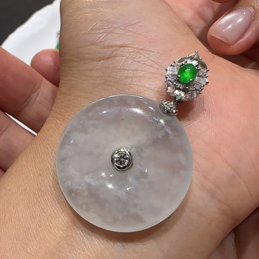 翡翠18K金镶嵌颈饰雪花棉平安扣