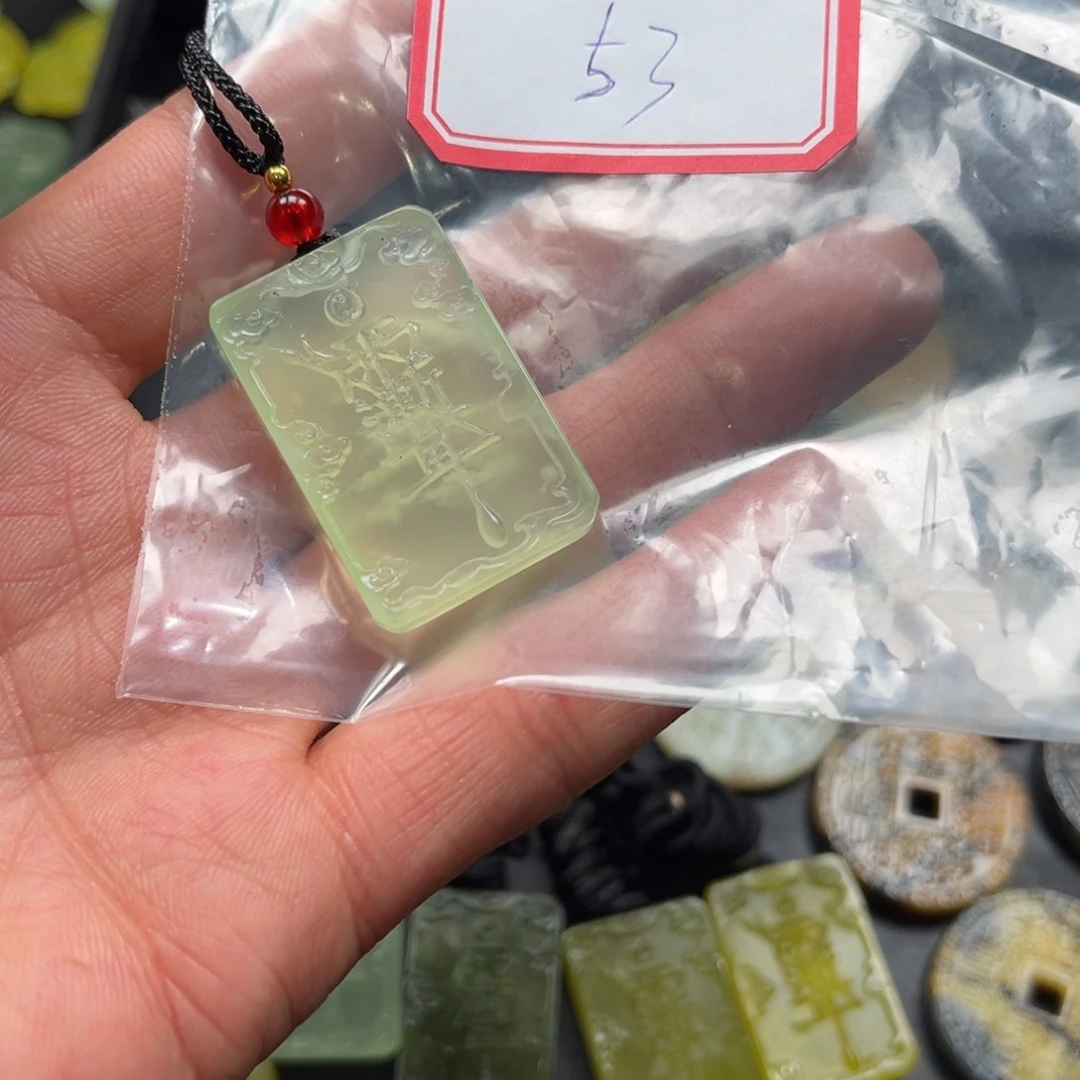 蛇纹石玉颈饰合金轻****?