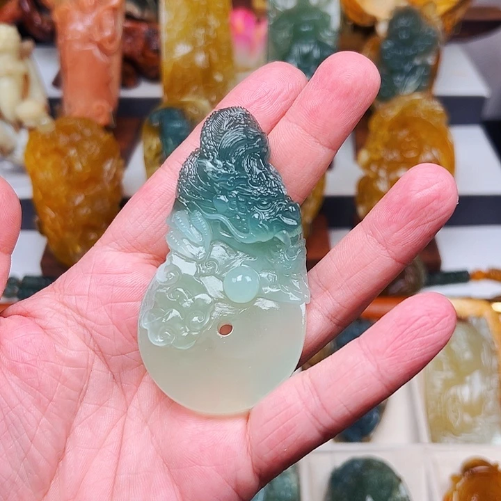 小***总蛇纹石玉未镶嵌颈饰