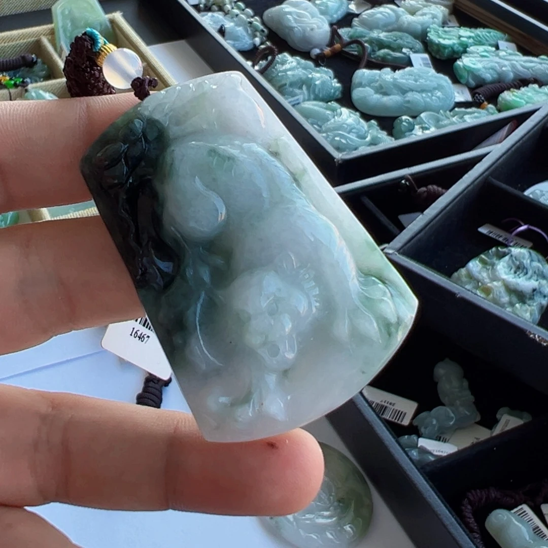 翡翠未镶嵌颈饰虎