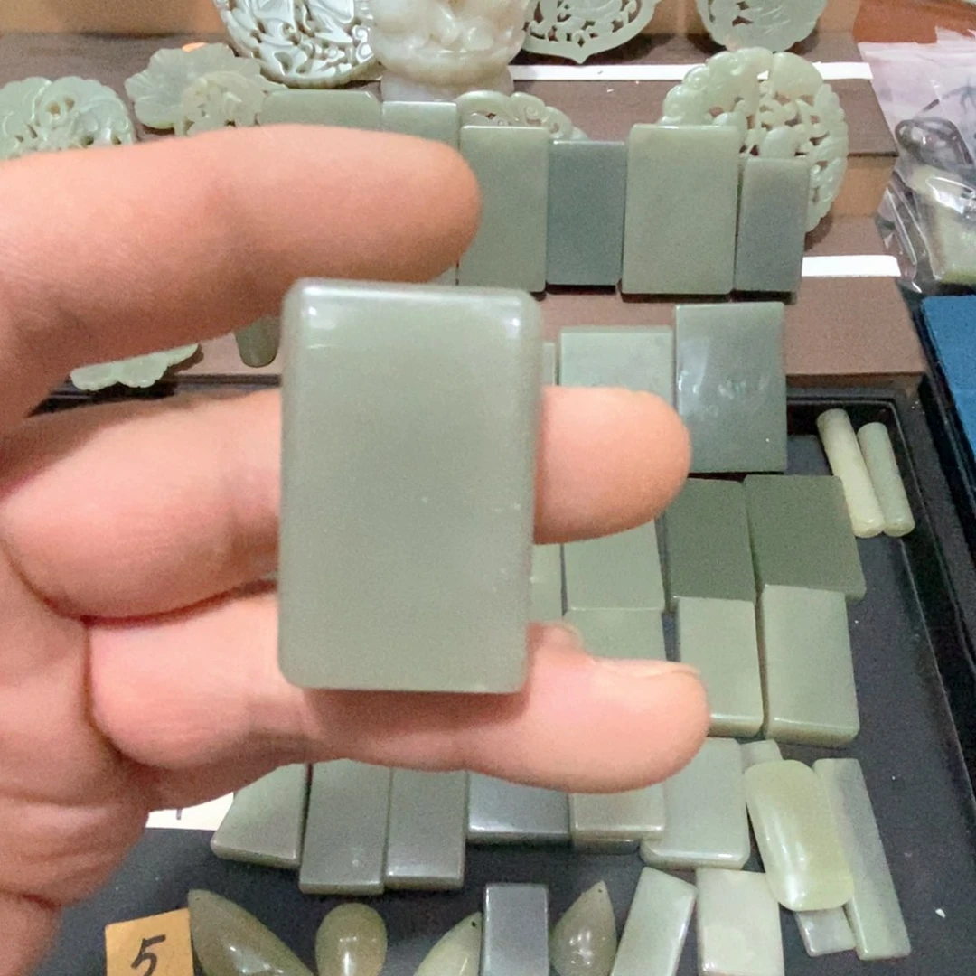 和田玉未镶嵌颈饰F****隐13