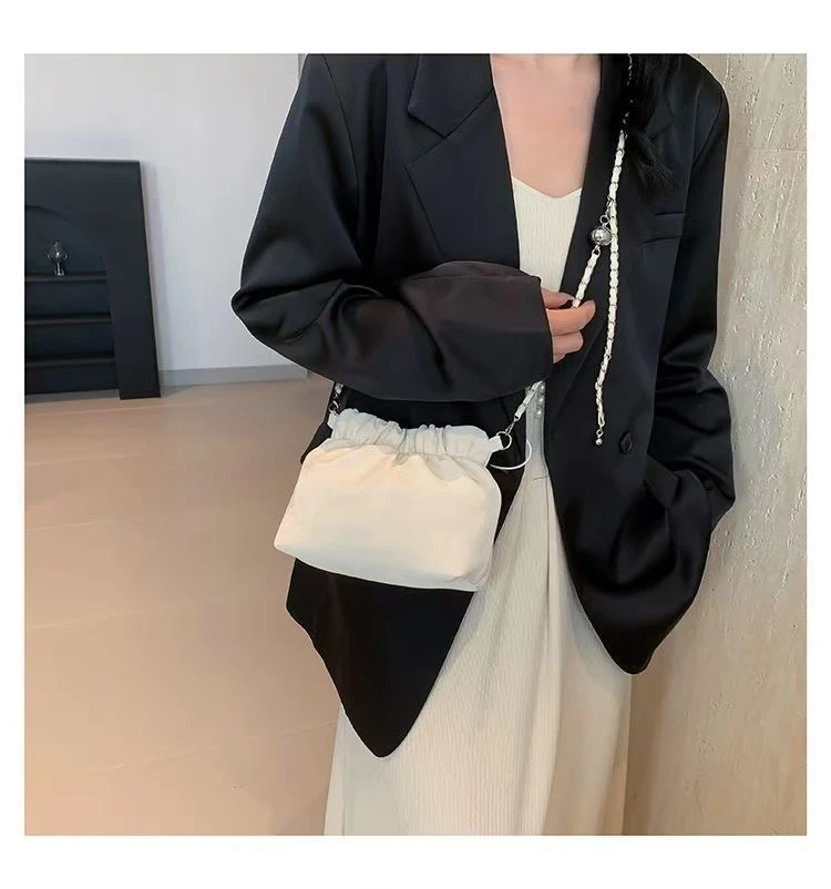 今年流行小众褶皱包包女2025新款潮百搭链条斜挎包超火水桶包