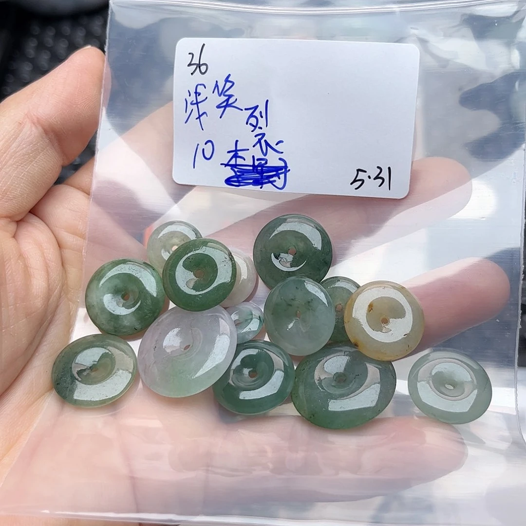 翡翠未镶嵌颈饰梨**笑不