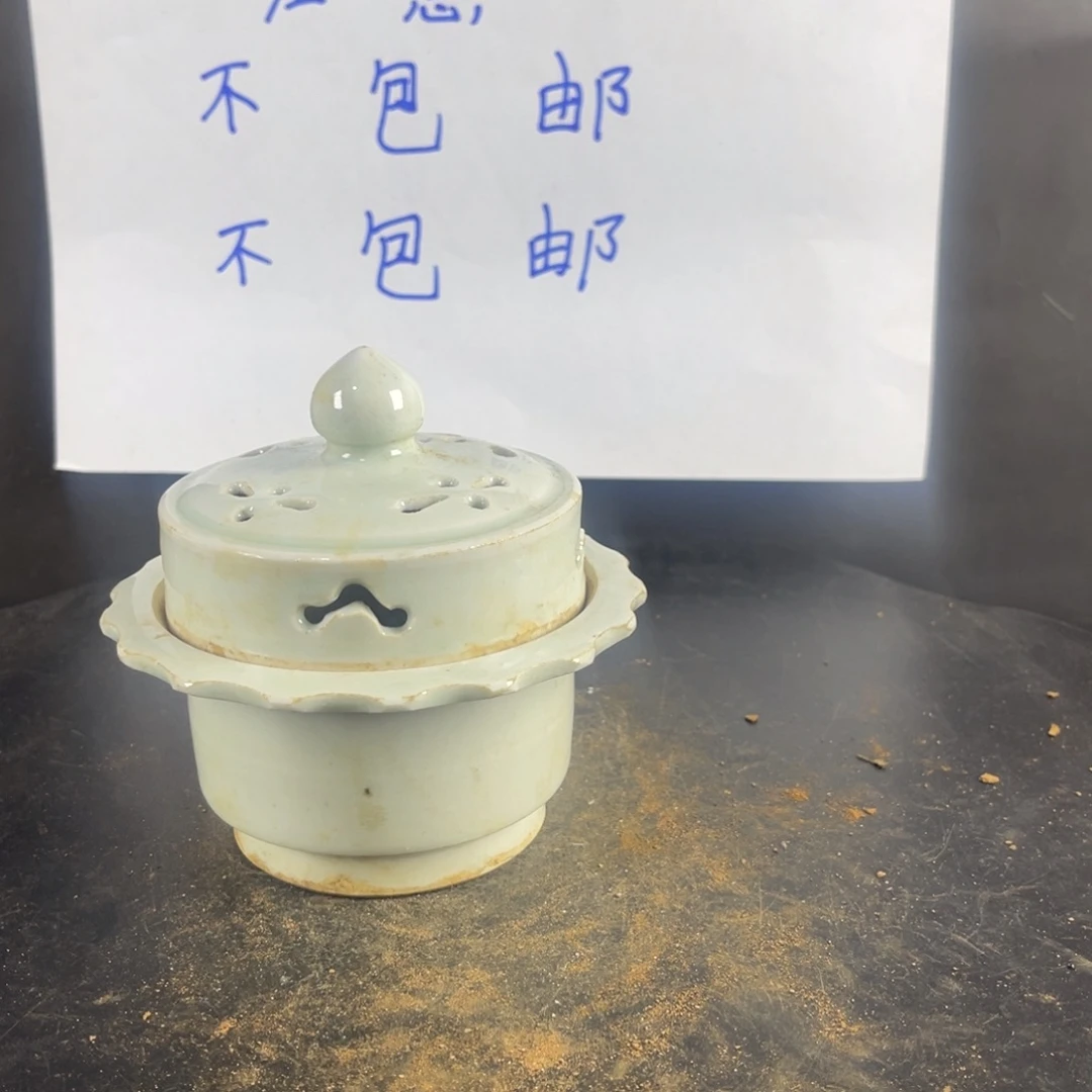 罐漂亮的小瓷器和