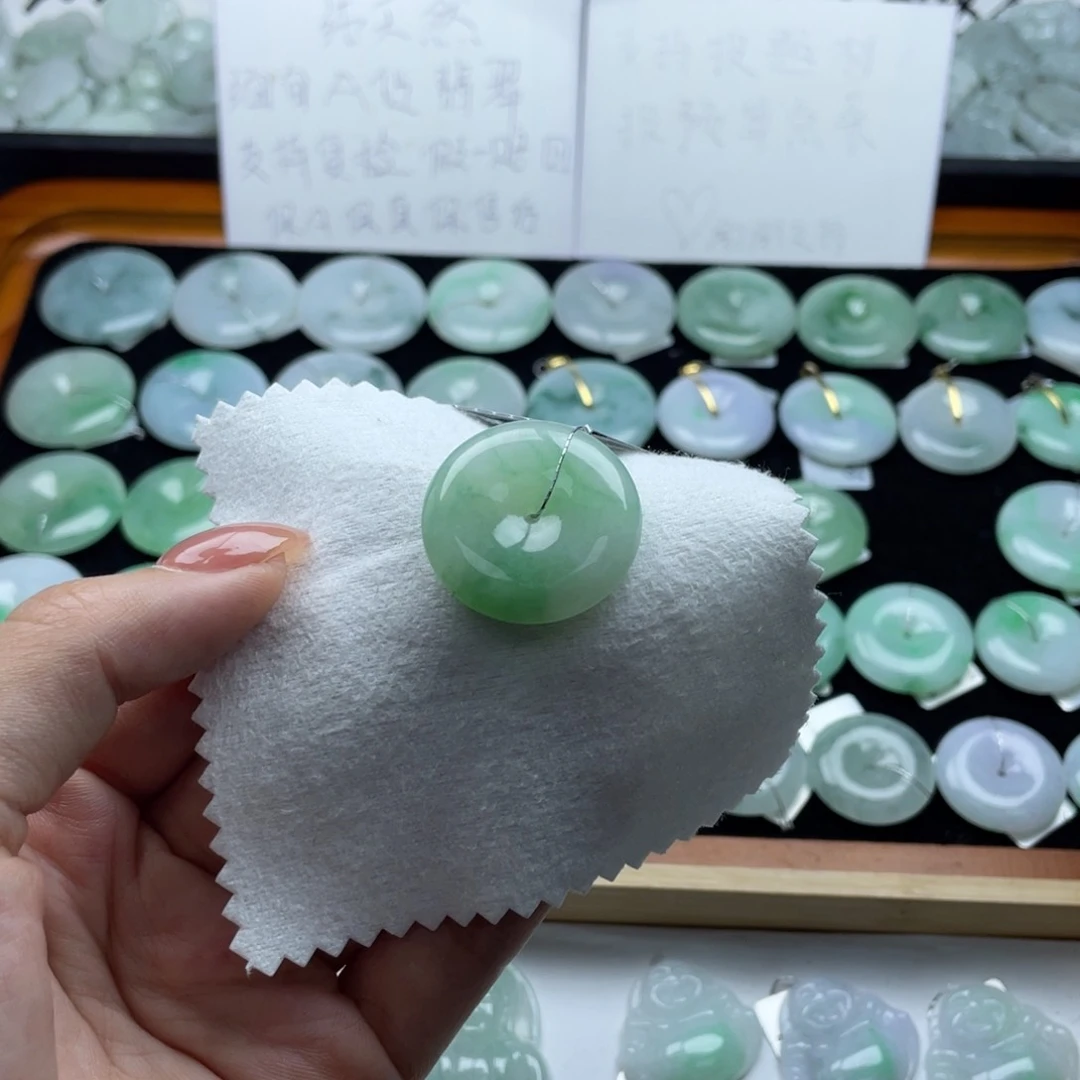 翡翠颈饰未镶嵌平安扣