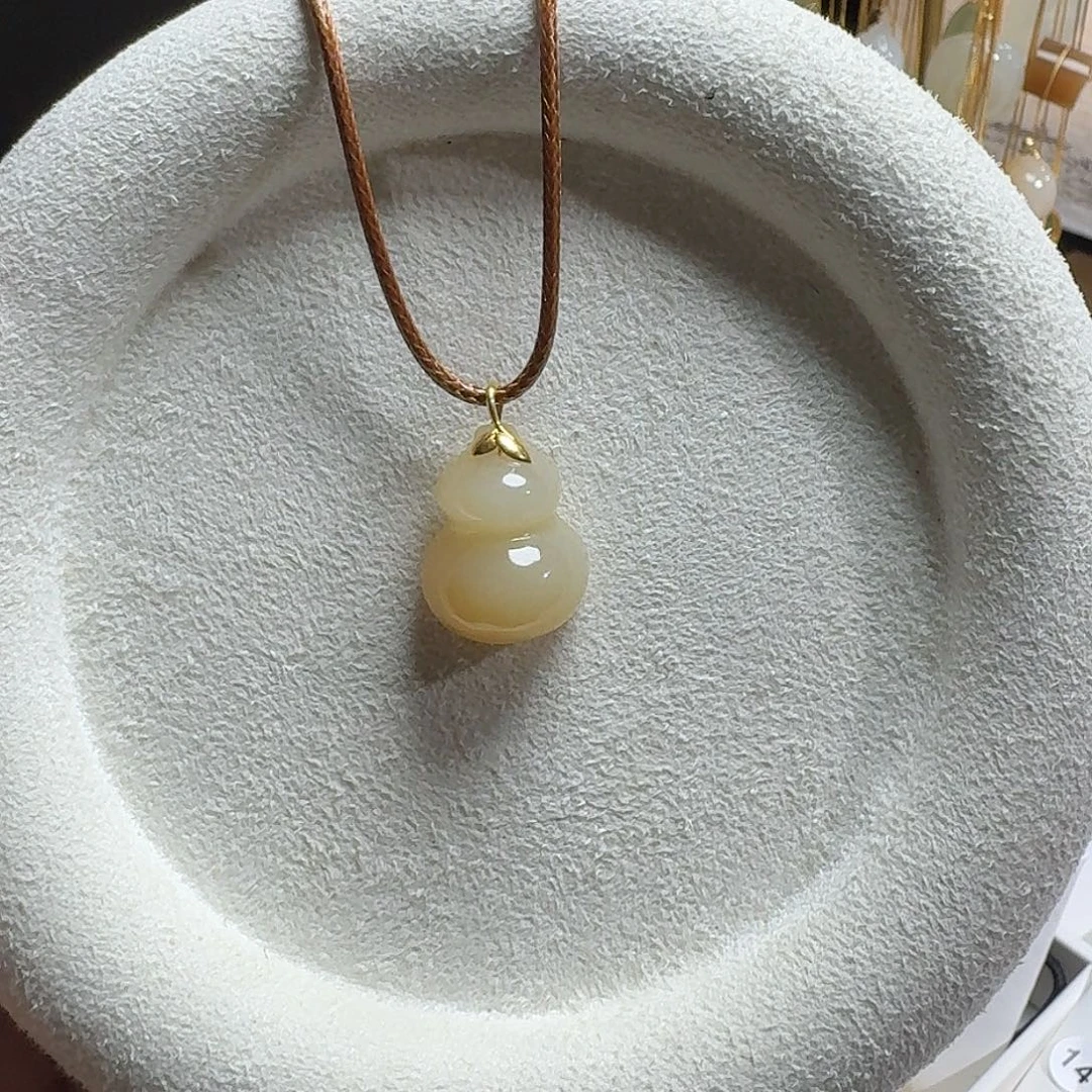 梅***妆和田玉18K金镶嵌颈饰糖葫芦