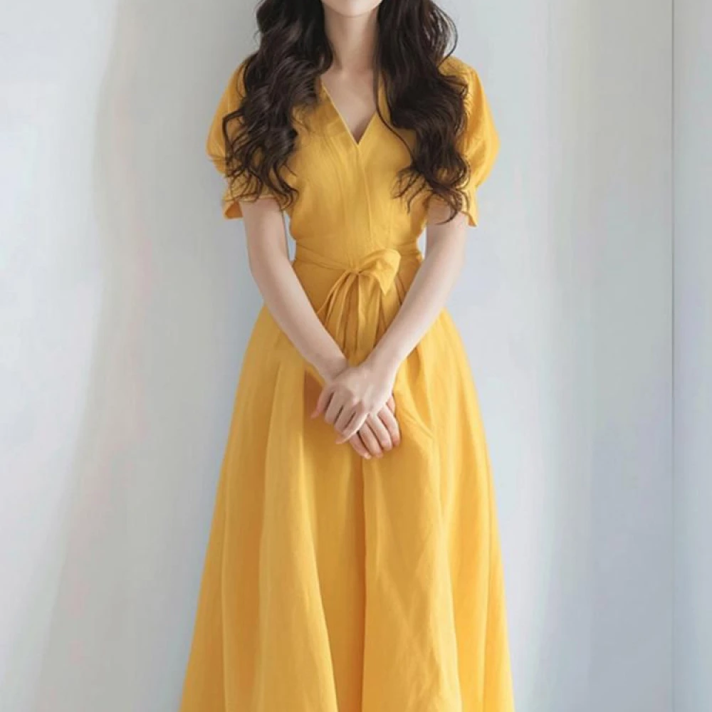 哥弟阿玛施正2025新款显瘦气质黄色V领苎麻收腰连衣裙女夏天薄款