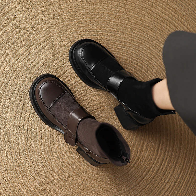 2025年新款女鞋时尚英伦风圆头粗跟超细纤维拼接时装靴41-43大码