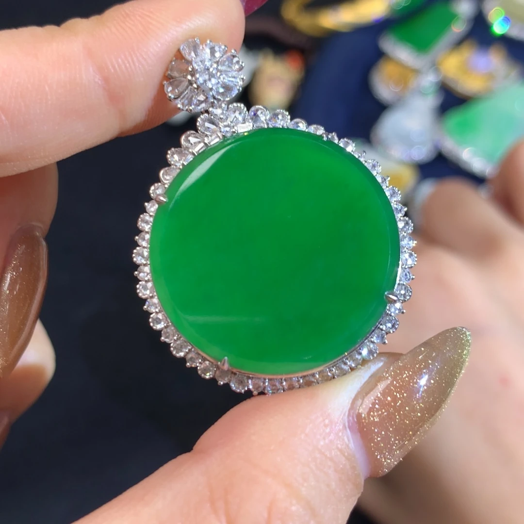 翡翠挂件18K金镶嵌圆牌