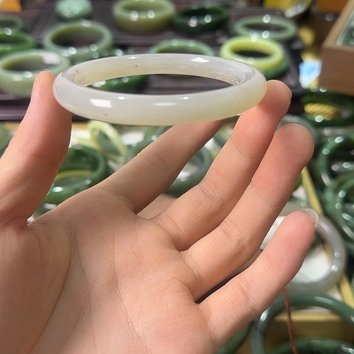 古***然和田玉未镶嵌手镯