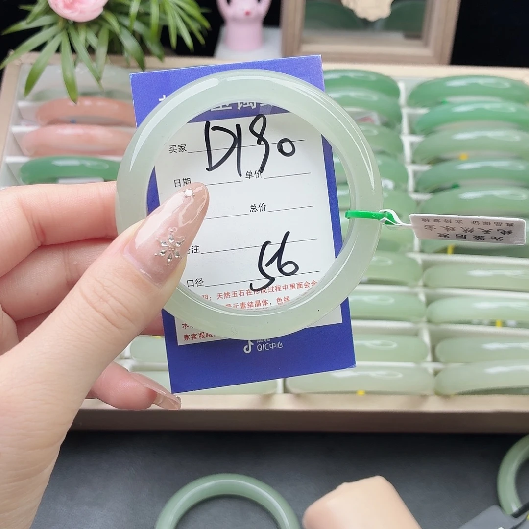 D***步石英质玉未镶嵌手镯