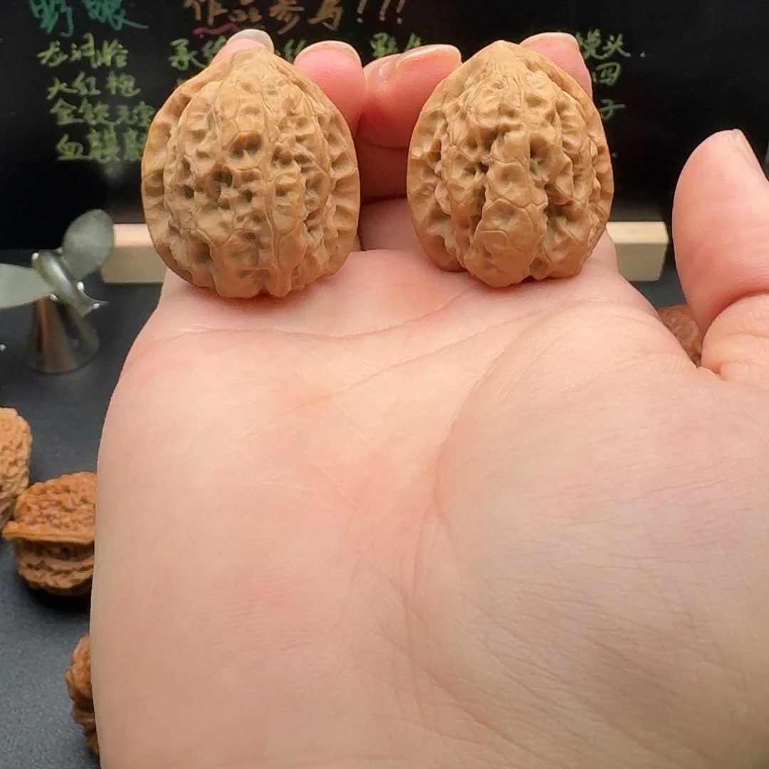 32蜡皮野生文玩核桃