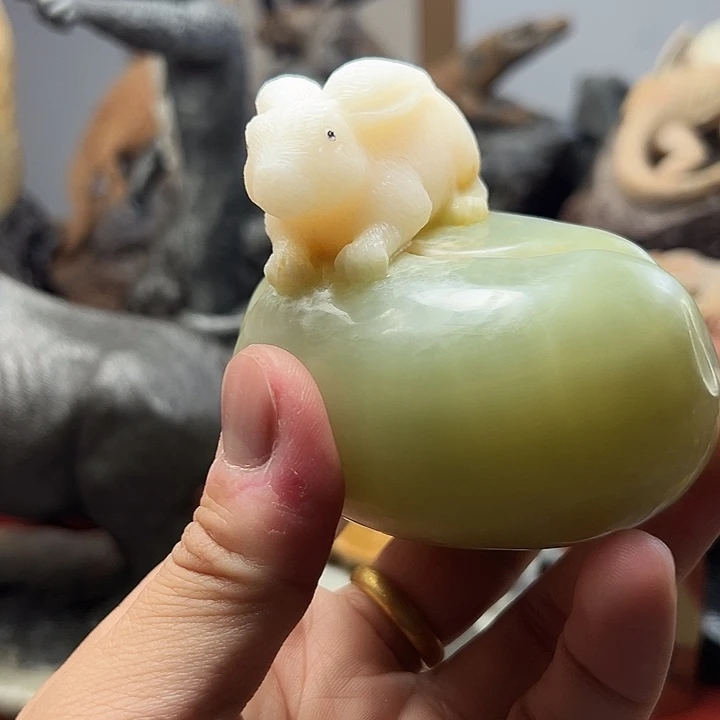 辽宁石兔子手把件