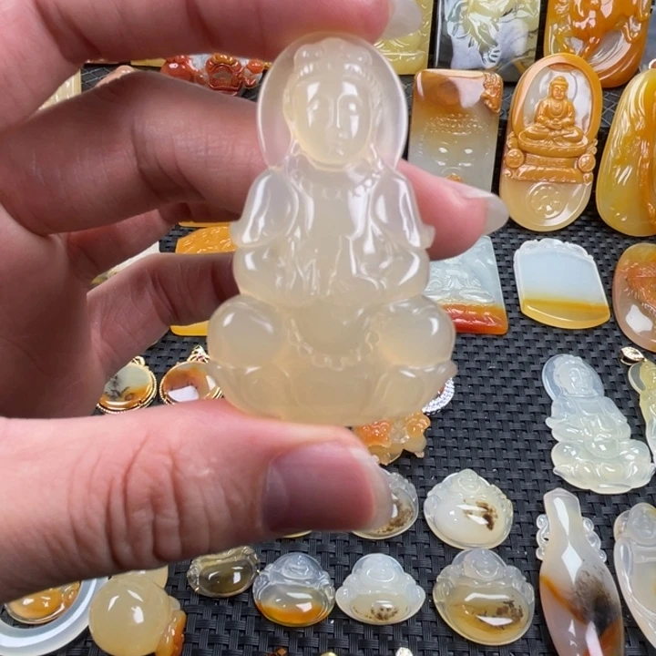 石英质玉（黄龙玉）未镶嵌颈饰