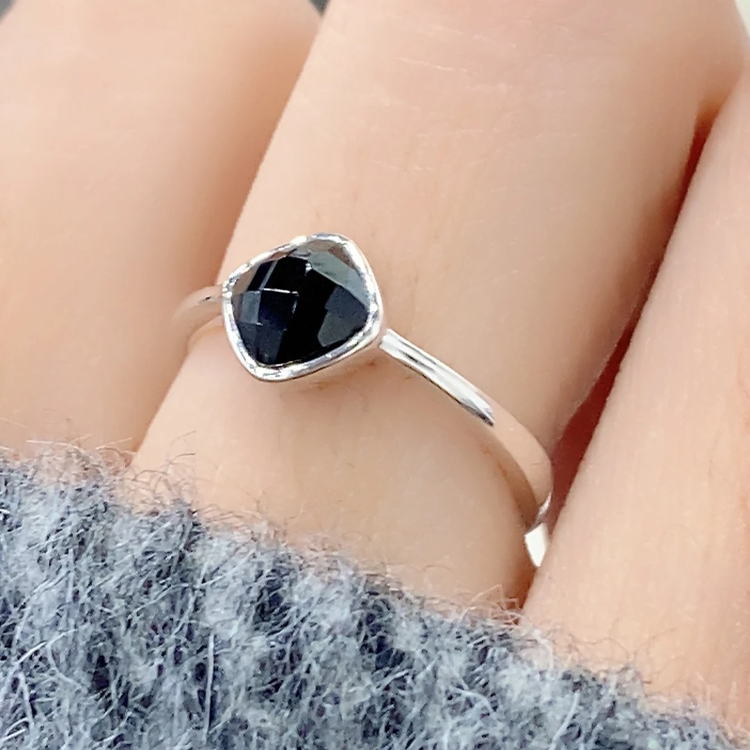925银合成锆石戒指 简约大方切棱黑方糖锆石戒指