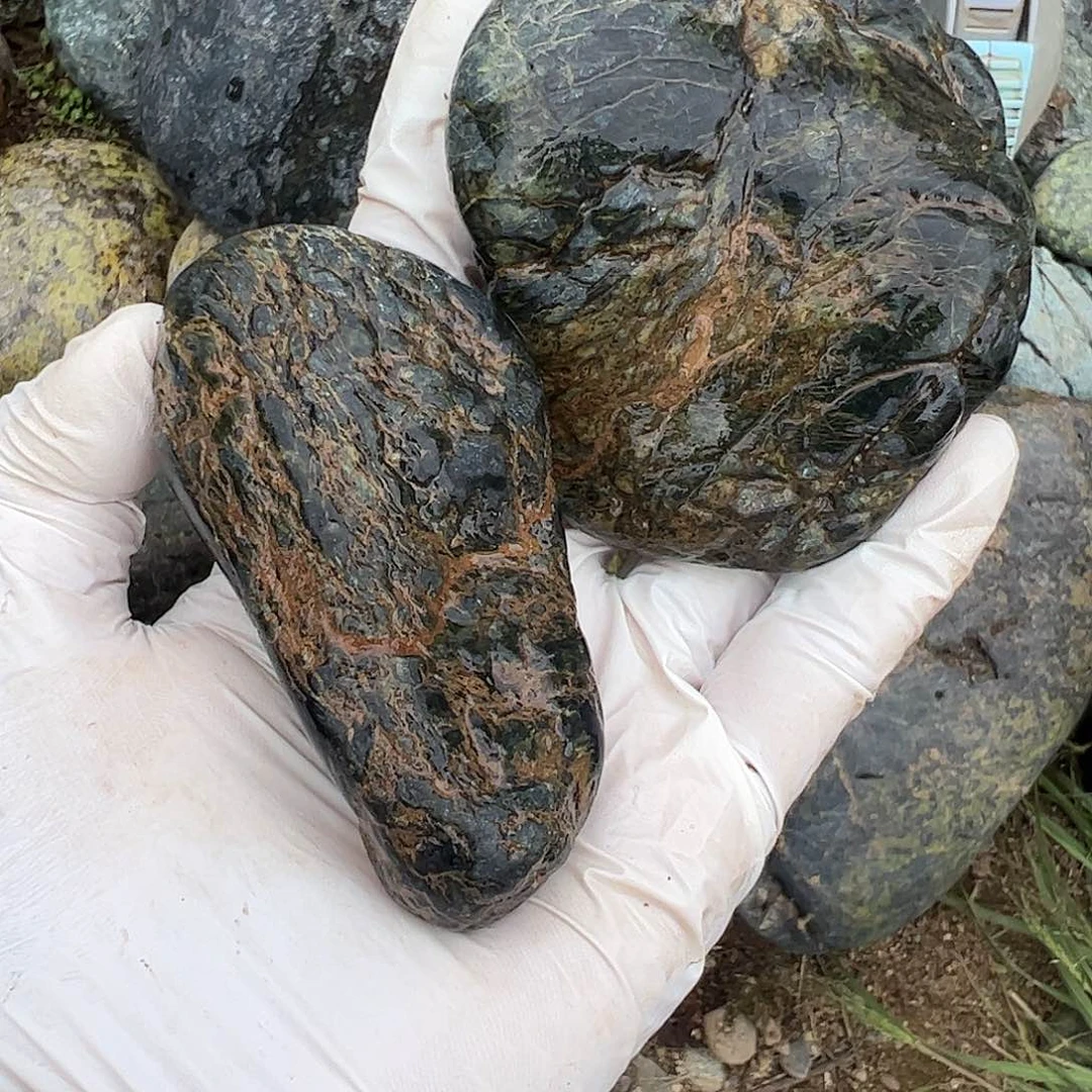 蛇纹石玉合金珠宝奇石是**呀