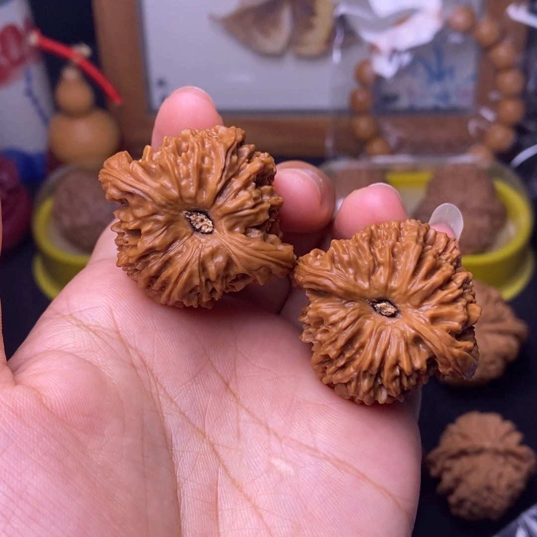 文玩核桃把件38.5拉丝凹底南疆石