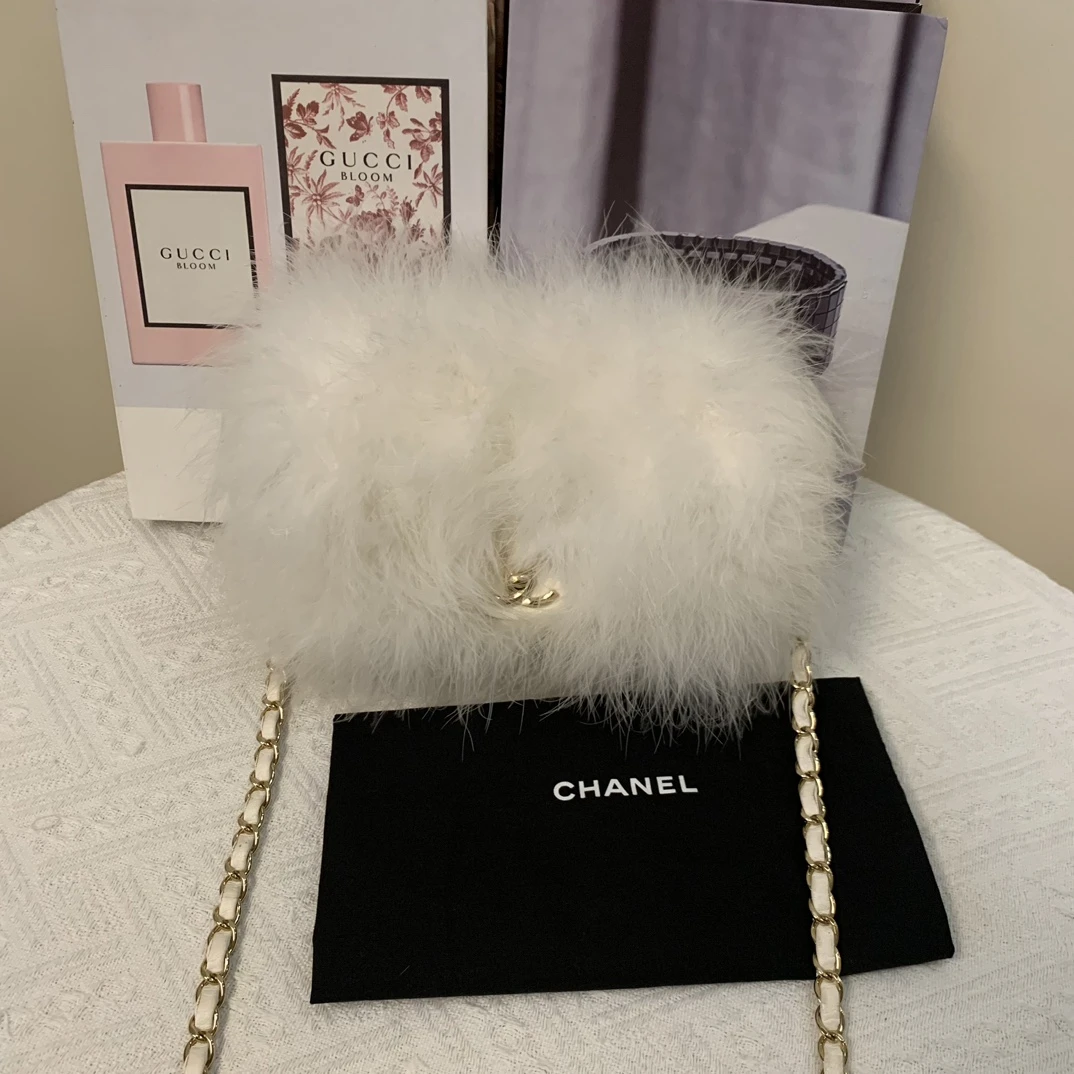 99新 Chanel/香奈儿 白色毛毛cf大mini (28开无卡）