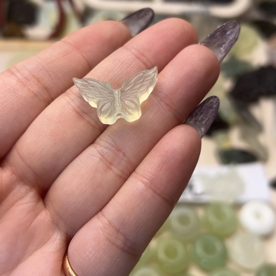 蛇纹石玉颈饰合金