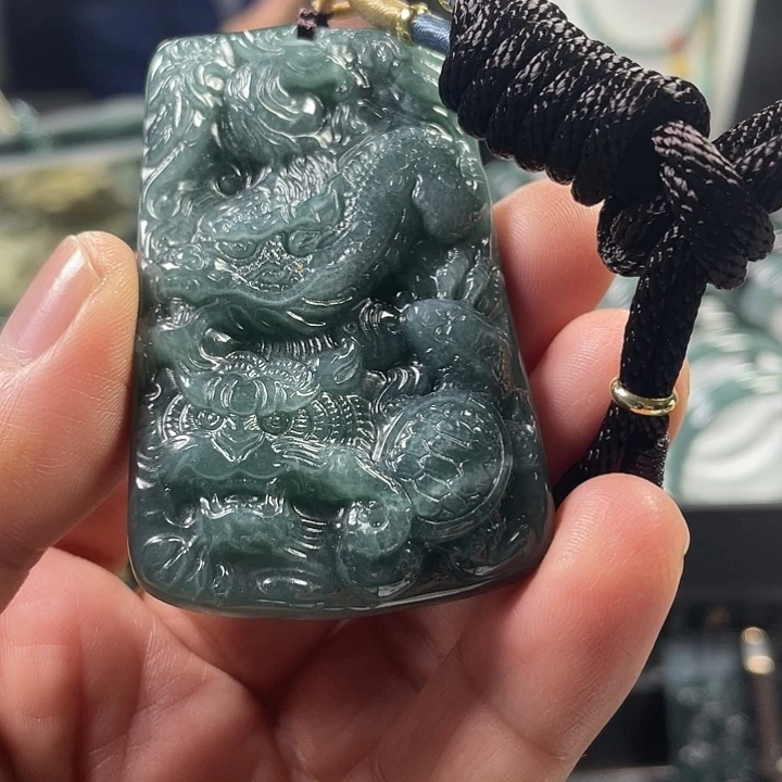 翡翠未镶嵌颈饰四灵吊坠