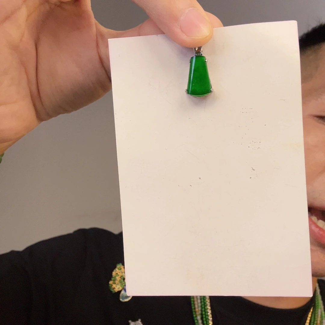 翡翠未镶嵌颈饰一件