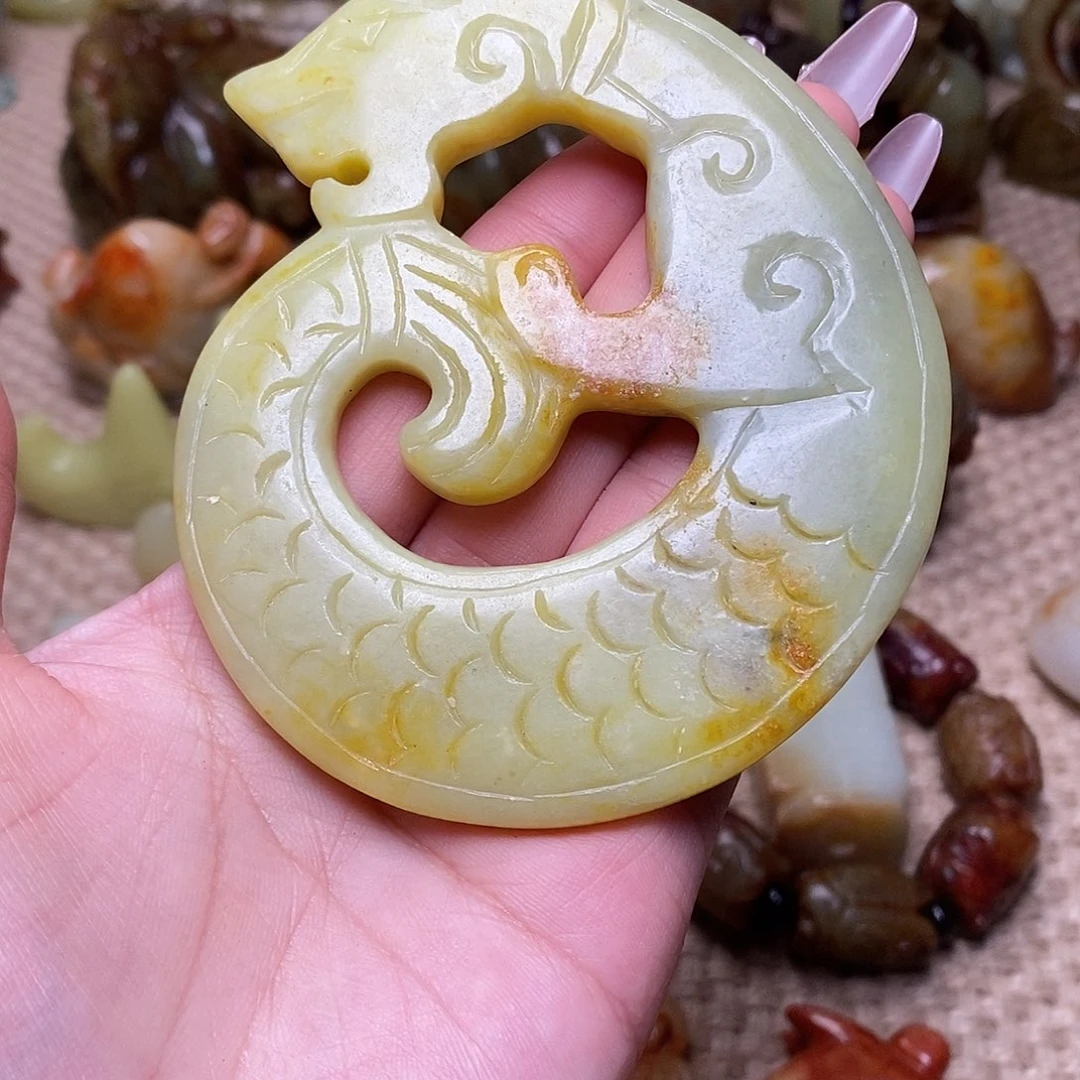 蛇纹石玉足铂镶嵌颈饰