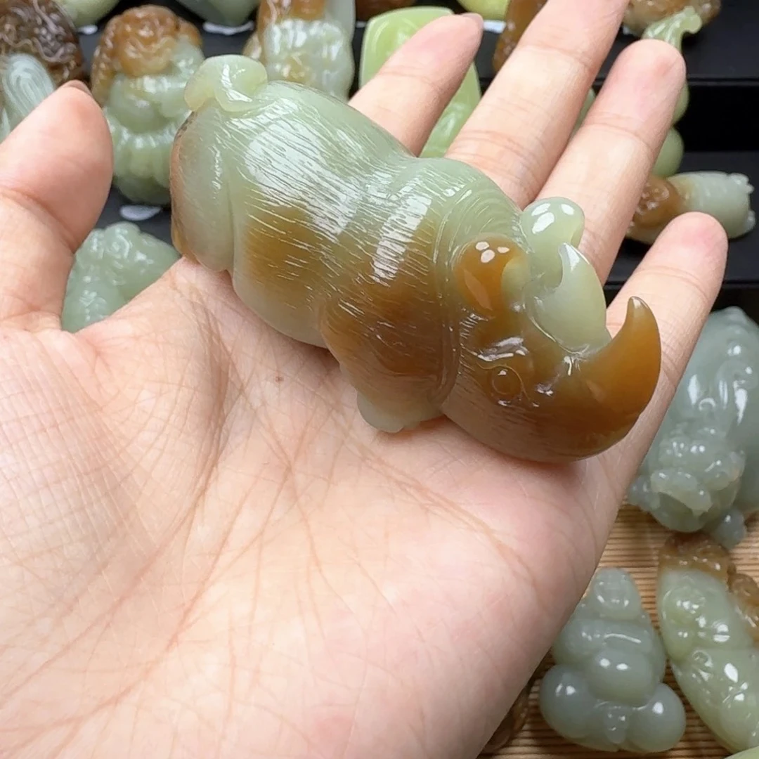 和田玉犀牛手把件